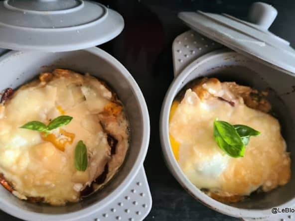 Œufs cocotte aux petits pois, bacon et courgette : facile et délicieux !