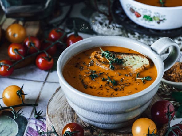 Soupe aux tomates et poivron rouge en entrée