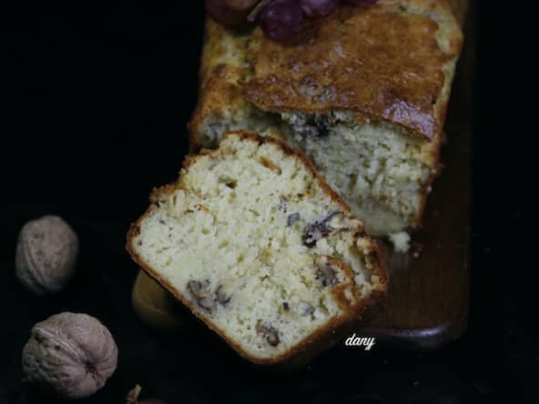 Cake salé au bleu au noix et aux raisins frais