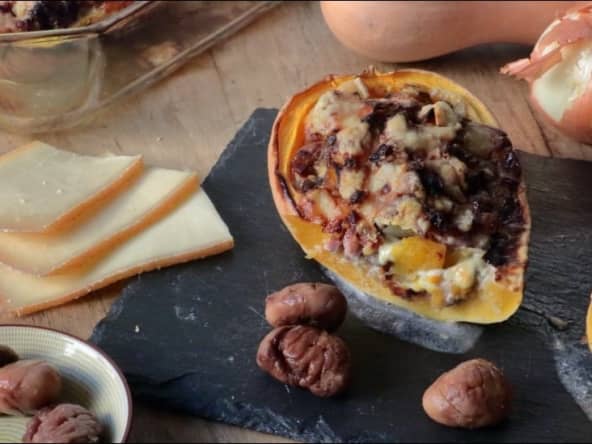 Butternut farcie et gratinée aux châtaignes, lard et oignons : vive l'automne !