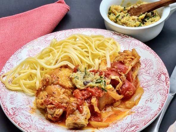 Cocotte de poulet oignons, tomates, moutarde, à la crème d’ail