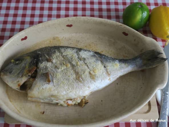 Daurade entière farcie parfumée à la brousse aux crevettes et moules