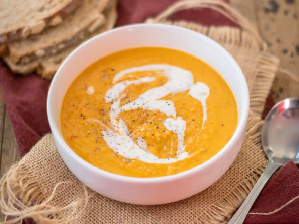 Soupe veloutée de lentilles corail, butternut, curry, coco et poivron grillé