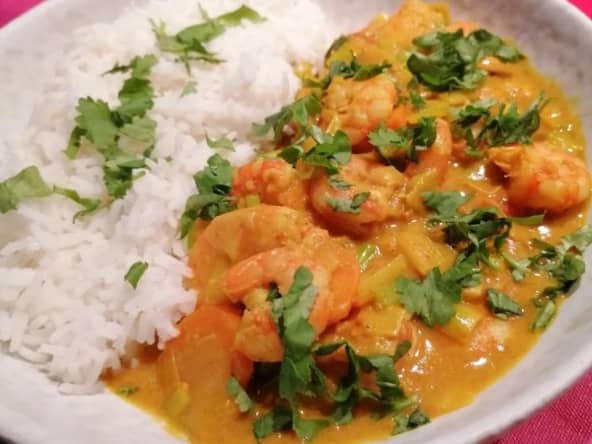 Curry de crevettes à la crème de coco et riz blanc