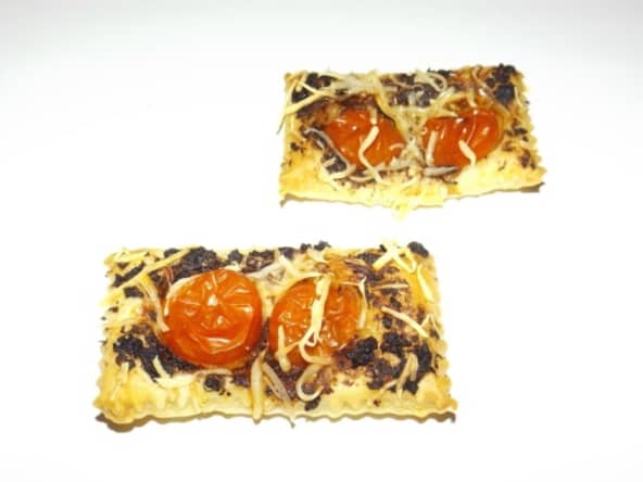 Toasts feuilletés apéro à la tapenade noire et aux tomates cerise