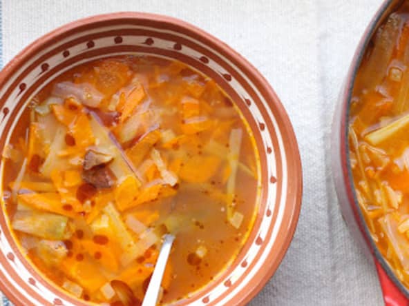 Soupe croate rustique aux carottes, poireaux, et chorizo