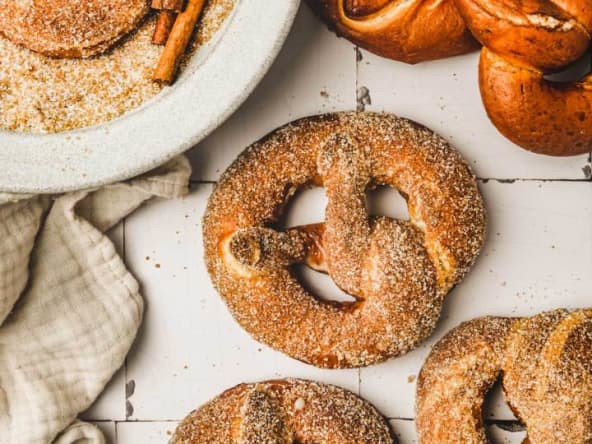 Bretzels sucrés à la cannelle pour les fêtes