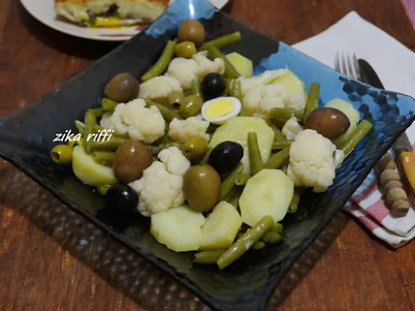 Salade chaude de chou-fleur, pommes de terre et haricots verts braisés à l'ail, citron et œufs durs