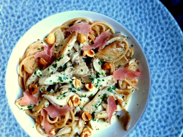 Pâtes spaghetti aux pleurotes, jambon fumé et noisettes