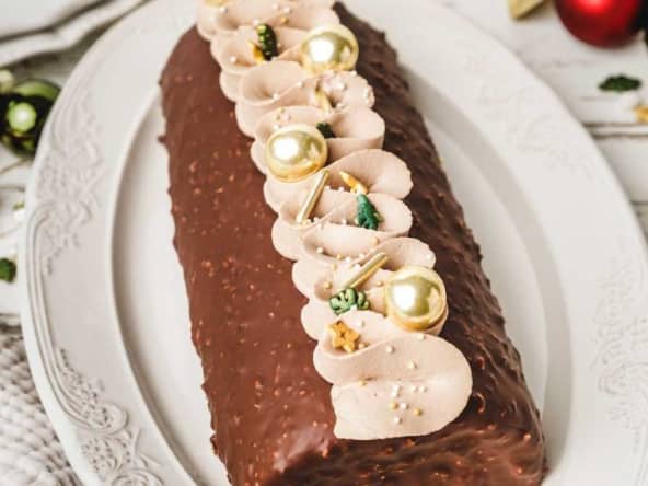 Bûche roulée au chocolat et glaçage rocher pour noël