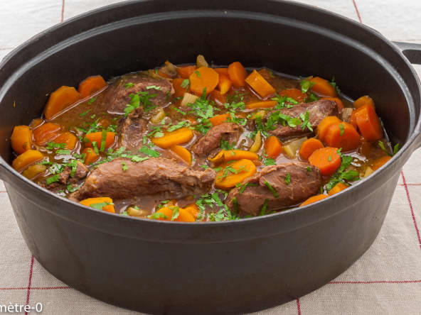 Joues de porc mijotées aux carottes, céleri branche et à la bière