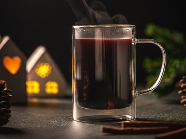 Une recette simple de vin chaud maison pour les fêtes