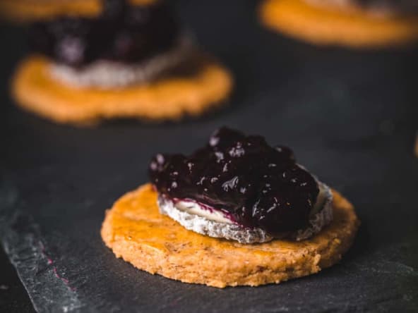 Crackers aux noix de pécan et parmesan pour un apéritif de fêtes !