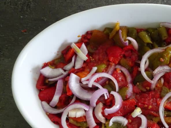 Salade juive aux tomates, poivrons et oignon
