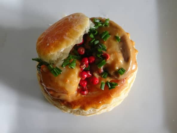 Bouchées à la reine aux noix de saint-jacques aux baies roses et à la ciboulette