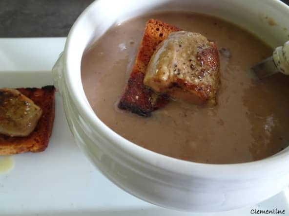 Velouté de marrons parfumé au genièvre (eau-de-vie), foie gras rôti sur pain d'épices