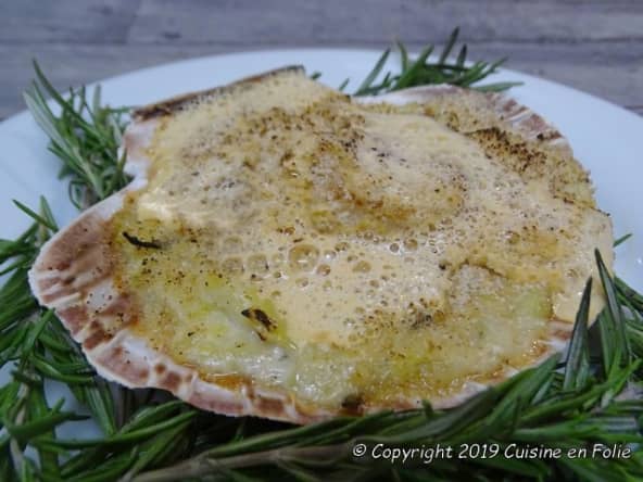 Saint-jacques sur fondue de poireaux au bleu de brebis écume de corail au piment d'Espelette