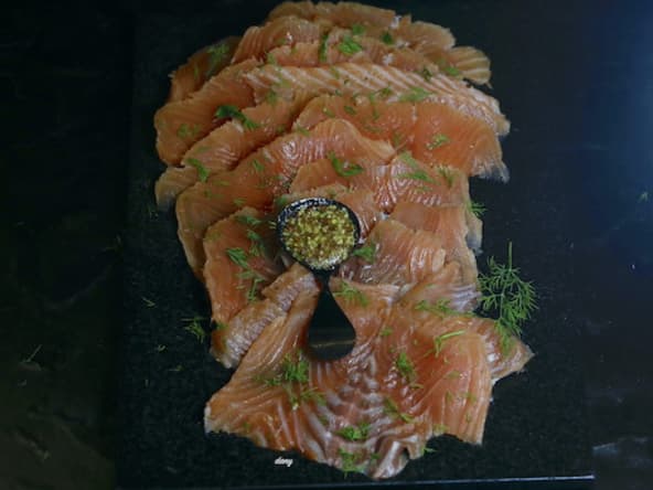 Saumon gravlax au gin et sa sauce moutarde