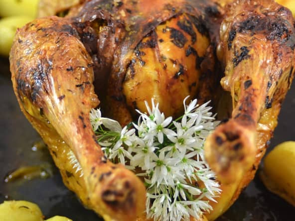 Poulet rôti farci parfumé à l’ail des ours