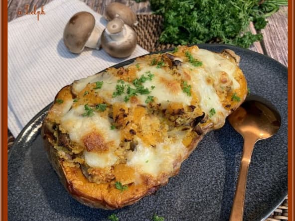 Butternut farcie aux champignons bruns et semoule