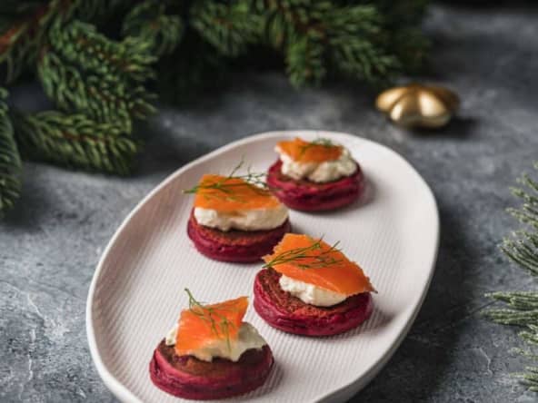 Blinis à la betterave pour servir le saumon ou la truite à l'apéritif