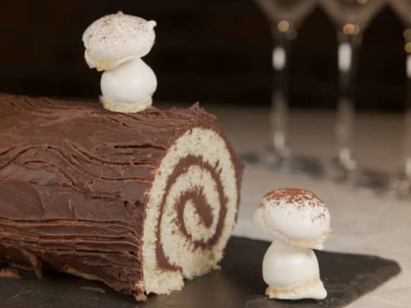 Bûche roulée traditionnelle de Noël à la ganache au chocolat noir