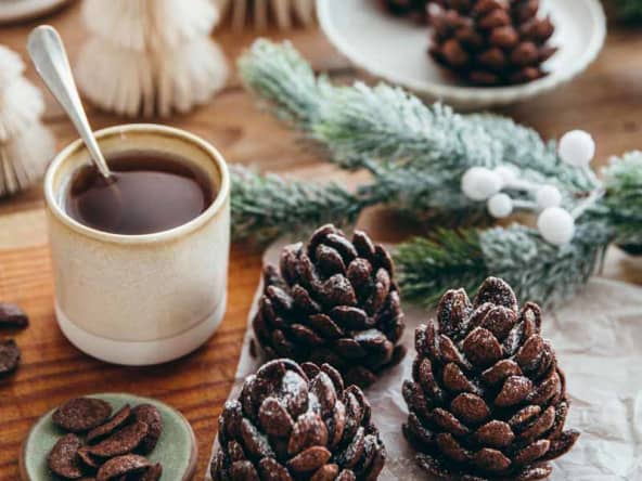 Gâteaux comme des pommes de pin au chocolat à faire avec les enfants