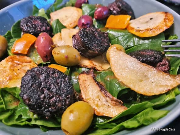 Salade d'épinard frais avec du boudin noir et chips de navet - une recette gourmande et fraîche