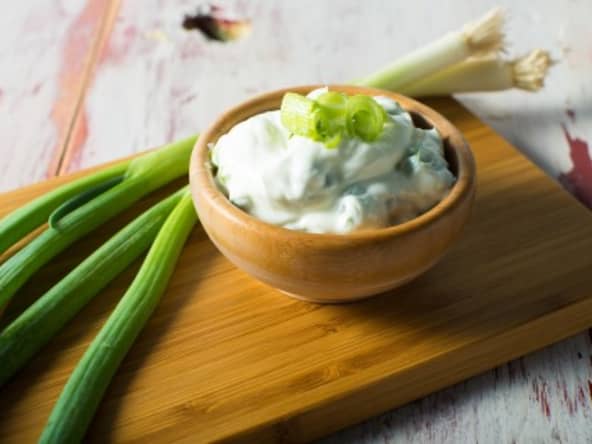 Sauce crème à l'oignon blanc, assaisonnement pour crudités