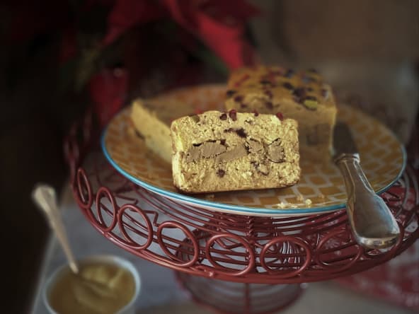 Terrine de poulet et foie gras de canard aux pistaches et baies roses