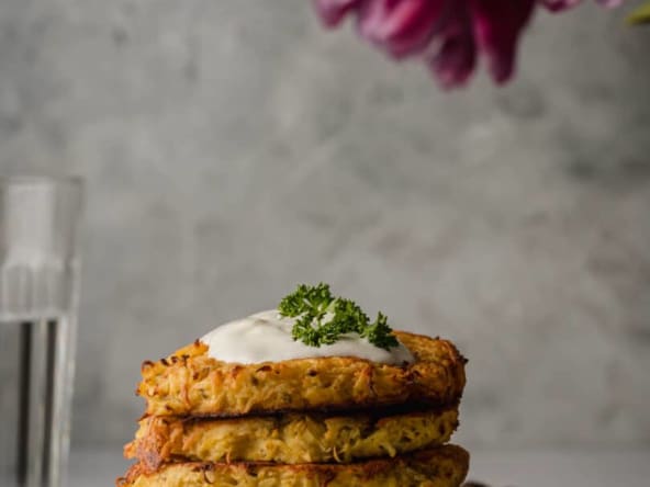 Galettes de panais à servir avec un peu de yaourt grec