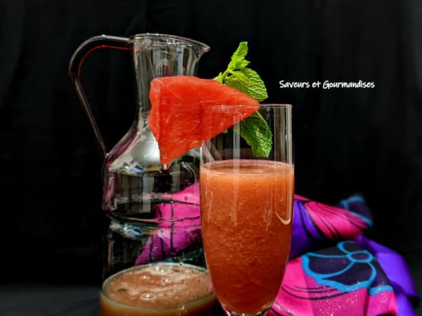 Cocktail sans alcool (mocktail) de pastèque au miel