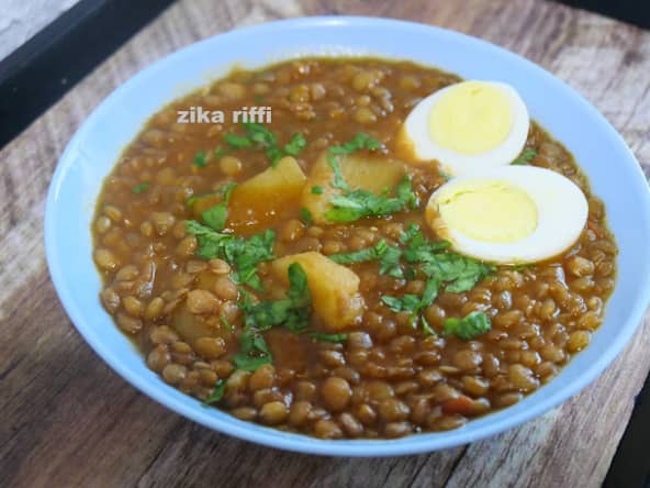 Ragoût de lentilles vertes aux pommes de terre et œufs durs : un plat d'hiver
