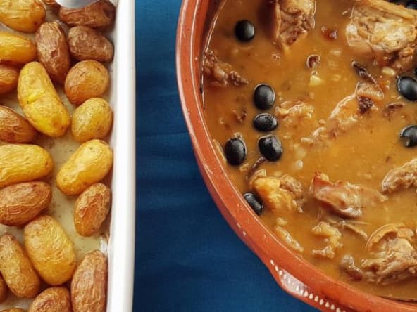 Lapin à la moutarde et aux olives au four et pommes rissolées