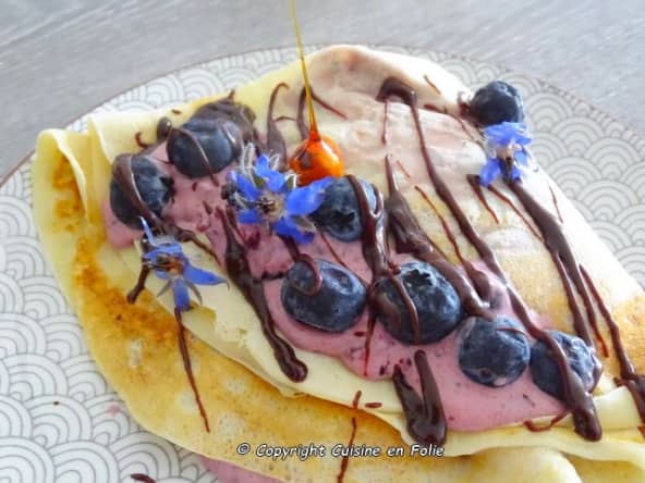 Crêpes gourmandes à la mousse de myrtilles et bigarade et et son trait de chocolat noir