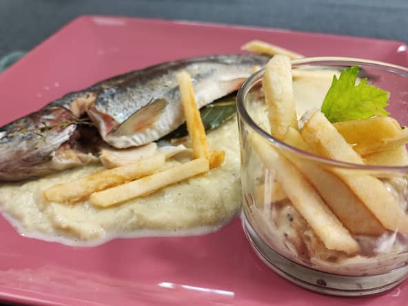 Truite servie entière et sa crème pomme céleri