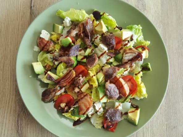 Salade de gésiers grillés, roquefort, betterave et noix