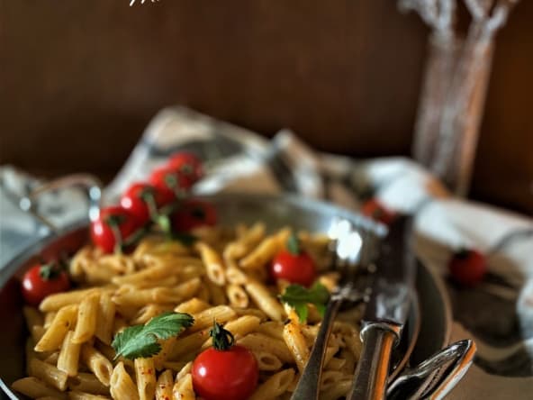 Penne à l’ail, épices, tomate et mascarpone de la Cheffe Sabrina Ghayour
