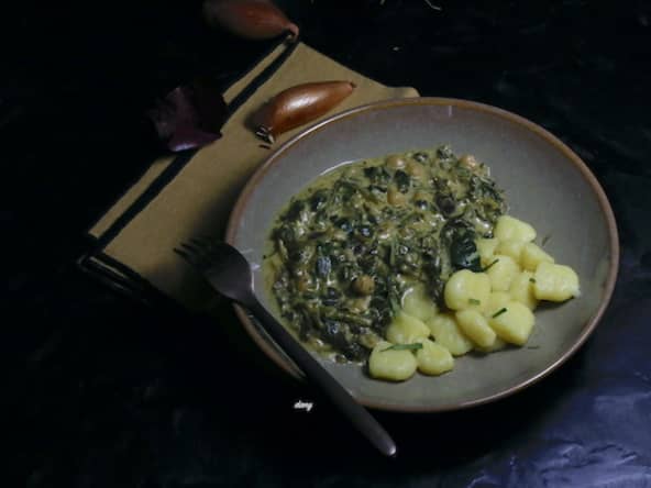 Curry d'épinards et pois chiches au curry et gnocchis