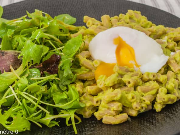 Pâtes végétariennes aux avocats et œufs pochés