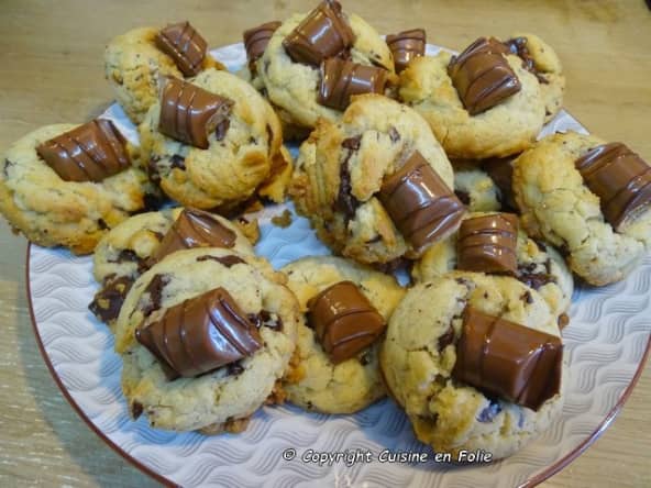 Cookies aux Kinder, pépites chocolat noir et noisettes grillées pour goûter gourmand