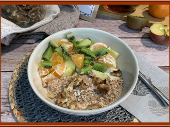 Bowl vitaminé de fruits d’hiver, noix et flocons de sarrasin