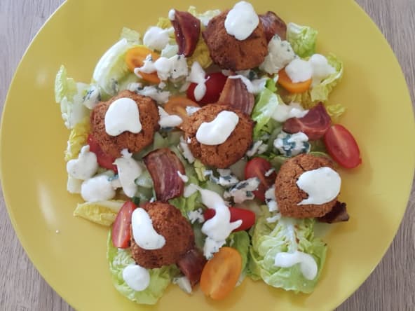 Salade et falafels d’haricots blancs aux tomates sechées et pesto alla genovese
