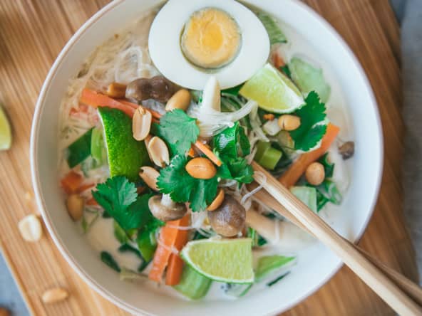 Soupe thaï végétarienne au curry et lait de noix de coco