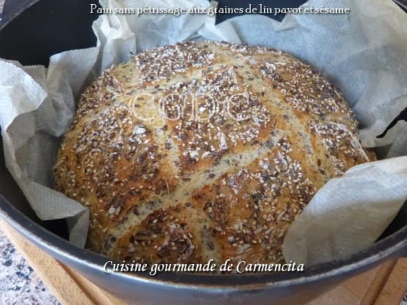 Pain cocotte sans pétrissage aux graines de lin pavot et sésame
