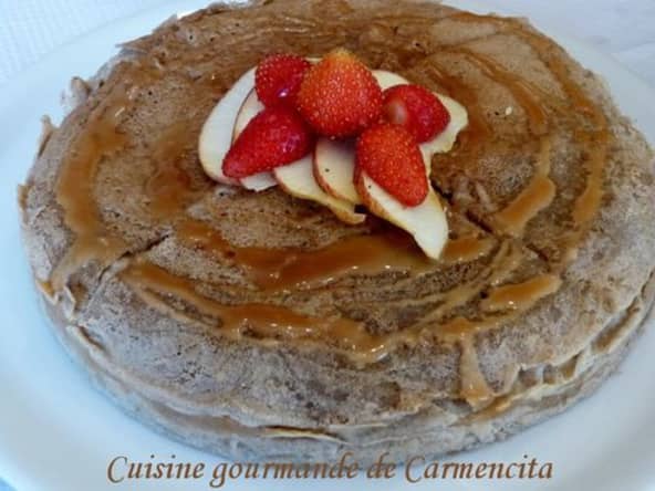 Gâteau de crêpes au sarrasin, pommes et crème caramel au beurre salé