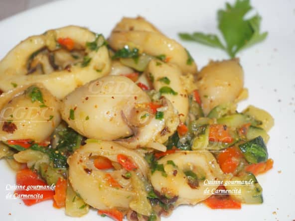 Supions et lamelles de calamar en persillade et brunoise de poivrons et courgettes