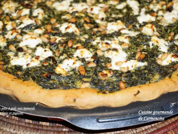 Pizza pâte à pide aux épinards et fromage de chèvre frais et pignons