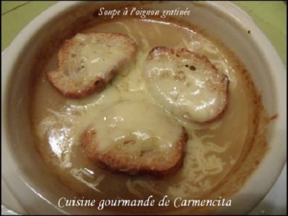 Soupe à l'oignon gratinée au Comté et pain grillé