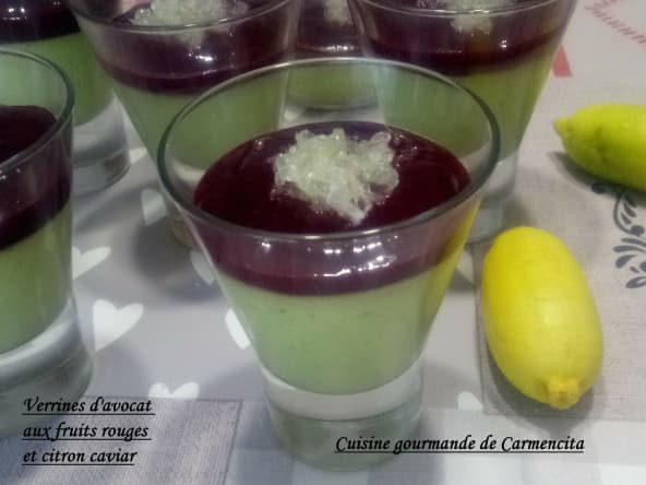 Verrines sucrées de panna cotta d'avocat aux fruits rouges et citron caviar